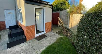 Modern 1 bed Apartment, 10 Mins to Leeds City Cent