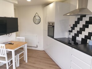 Departamento, 1 cama Queen size | Cocina privada | Refrigerador, microondas, horno y parrilla de estufa 