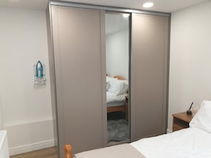 Apartment, 1 Queen Bed | 1 bedroom, iron/ironing board, free WiFi, bed sheets - Modern 1 bed Apartment, 10 Mins to Leeds City Cent (Leeds)
