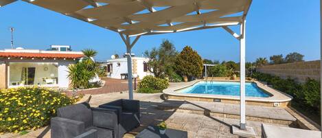 Kauden mukainen ulkouima-allas