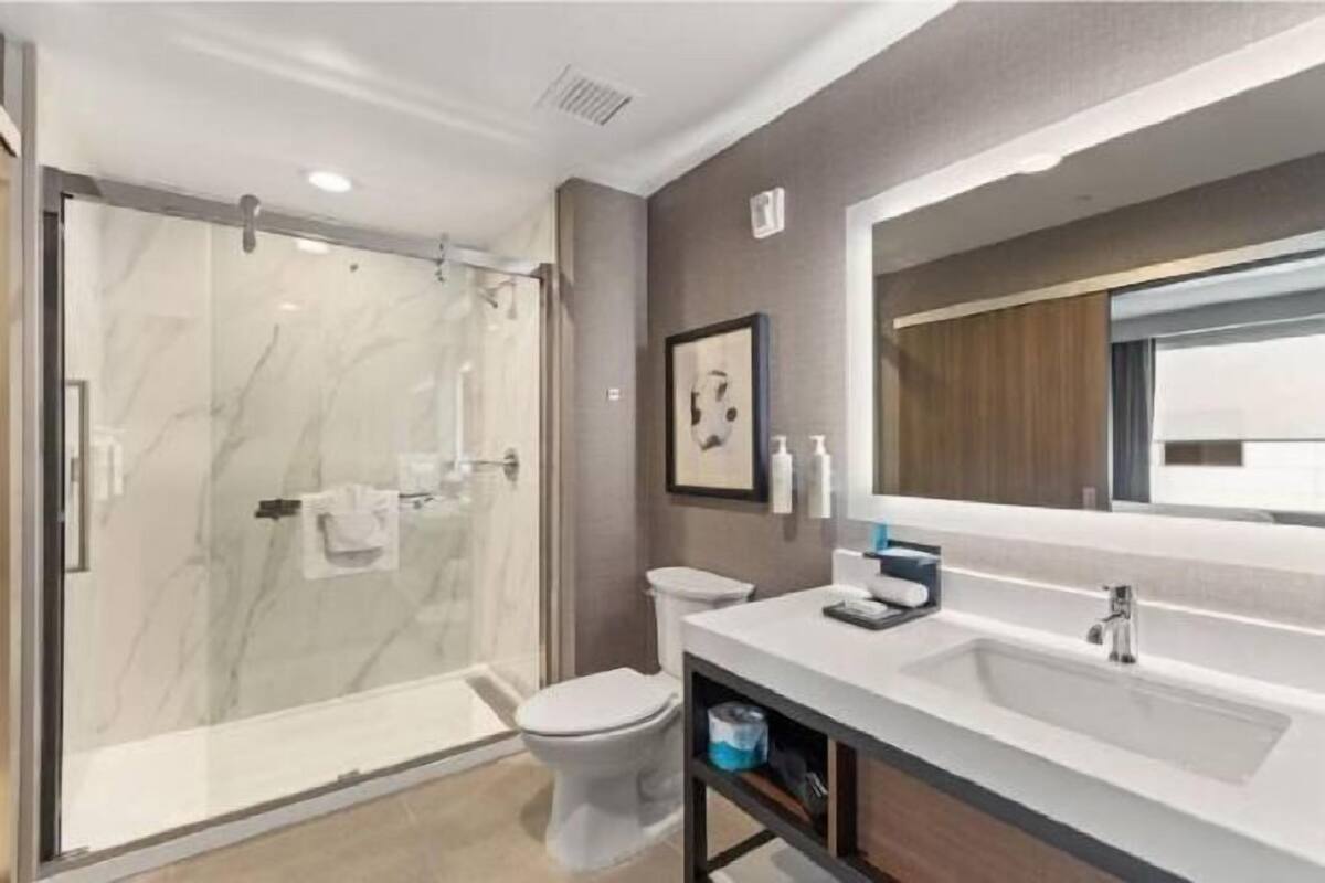 Bathroom | Free toiletries, towels