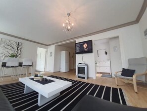 Apartment | Wohnbereich | Fernseher