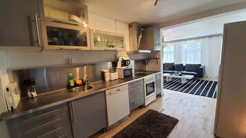 Apartamento | Cozinha privada | Geladeira, micro-ondas, fogão, cooktop