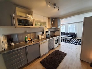 Appartement | Cuisine privée | Réfrigérateur, four à micro-ondes, un four, surface de cuisson