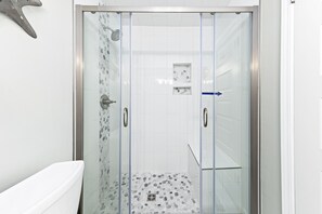 Appart'hĂŽtel Signature, 2 chambres, balcon, vue piscine | Salle de bain | Articles de toilette gratuits, serviettes fournies, savon, shampoing