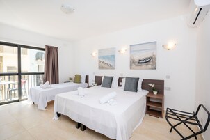 1 habitación, escritorio y espacio para trabajar con laptop 