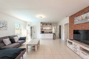 Smart TV, ping pong - Casa Amada - Four Bedroom Villa, Sleeps 8 (Callao Salvaje)