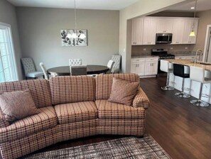 Smart-TV, Kamin, DVD-Player, Videothek