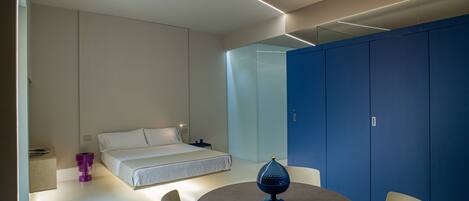 2 عدّة غرف نوم ومكتب ومكواة/لوح كي