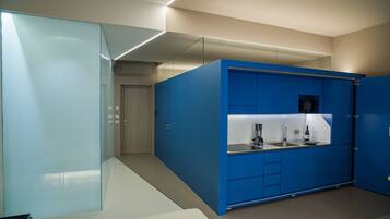 Lavastoviglie, pentole/stoviglie/utensili, tavolo da pranzo