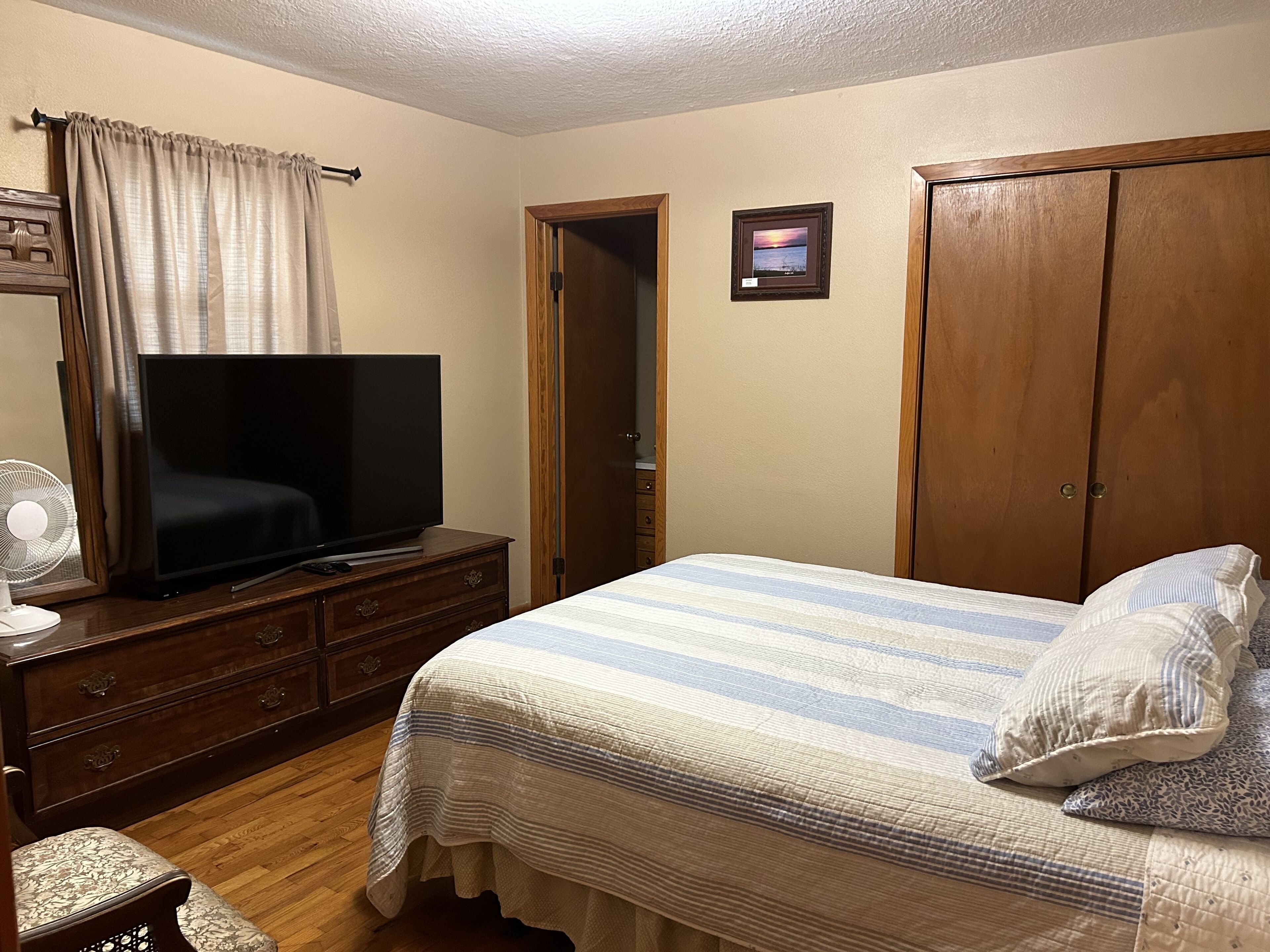 4 多间卧室、办公桌、免费 WiFi、床单