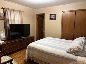 4 bedrooms, desk, free WiFi, bed sheets