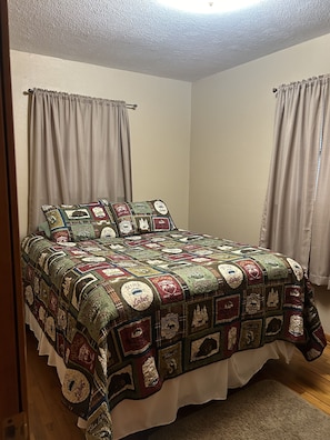 4 bedrooms, desk, free WiFi, bed sheets - Relaxing, Lakefront & Roomy Great for fishing, duck hunting, & family gatherings (Hornbeak)