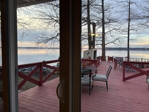 Outdoor dining - Relaxing, Lakefront & Roomy Great for fishing, duck hunting, & family gatherings (Hornbeak)