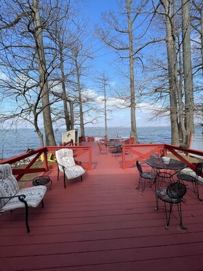 Terrace/patio - Relaxing, Lakefront & Roomy Great for fishing, duck hunting, & family gatherings (Hornbeak)
