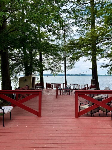 Relaxing, Lakefront & Roomy Great for fishing, duck hunting, & family gatherings