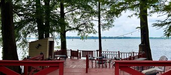 Relaxing, Lakefront & Roomy Great for fishing, duck hunting, & family gatherings