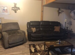 Smart TV - Relaxing, Lakefront & Roomy Great for fishing, duck hunting, & family gatherings (Hornbeak)