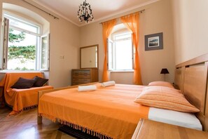 2 bedrooms, desk, iron/ironing board, internet