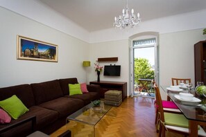 TV, books - Beach apartment Pietra (Split)