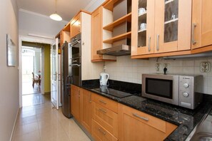 Microwave, dishwasher, coffee/tea maker, electric kettle