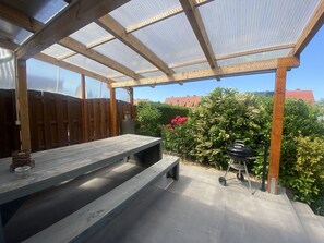 Outdoor dining - Newly renovated modern vacation apartment Dutum near the Mathias hospital (Rheine)