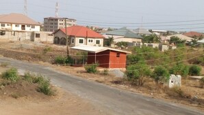 Un camino rural con edificios al fondo.