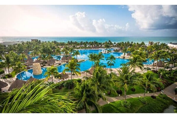 Een buitenzwembad en een verwarmd zwembad