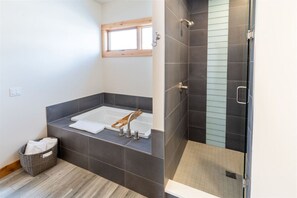 Badekar, hårføner og håndklær
