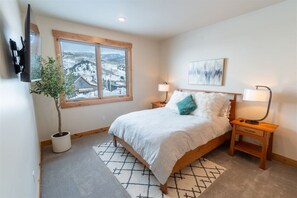 4 bedrooms, desk, iron/ironing board, free WiFi - Basecamp 970 - Beautiful Modern Mountain Home (Silverthorne)