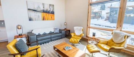 Smart TV, chimenea y libros