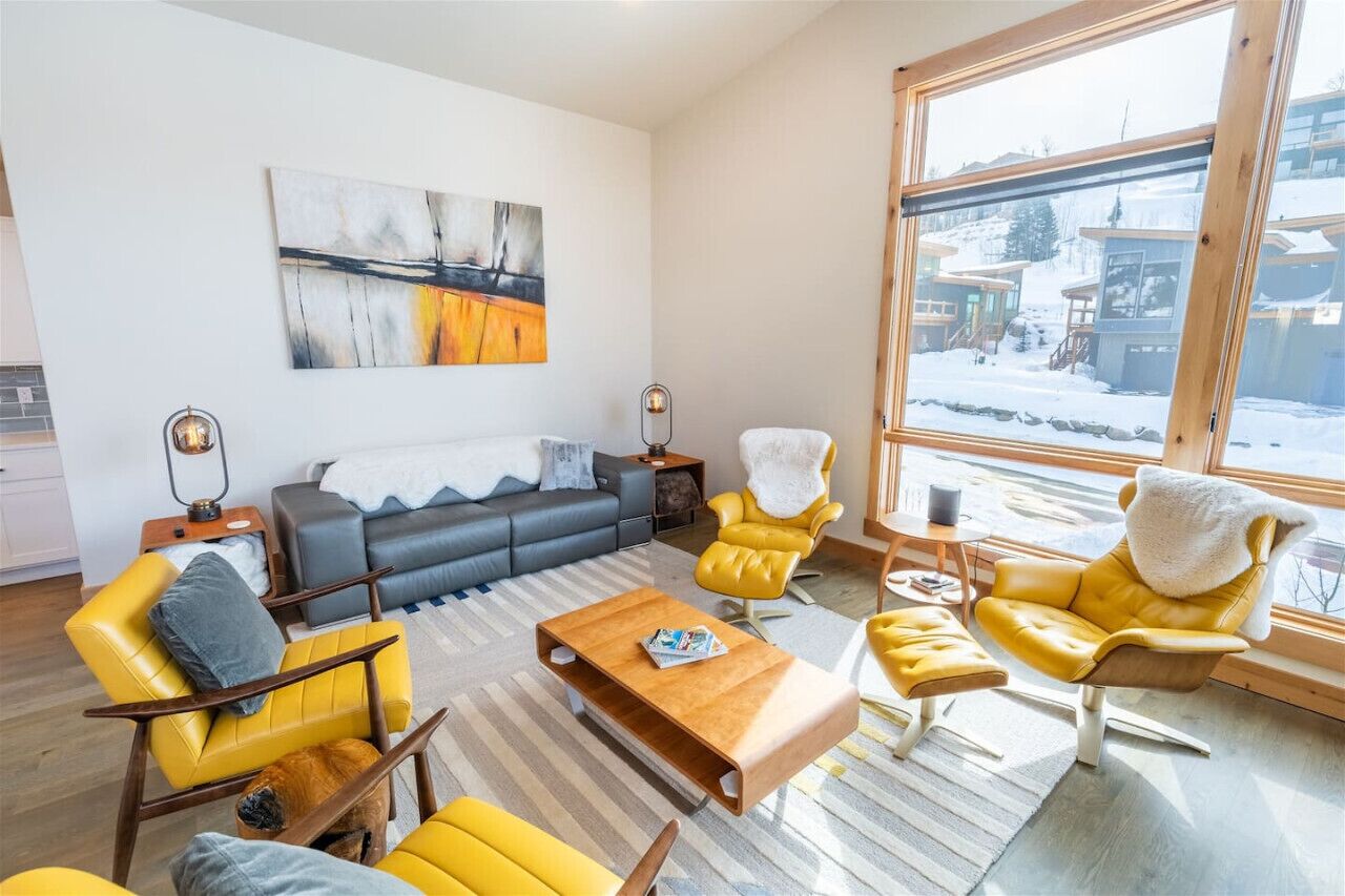 TV connectée, cheminée, livres