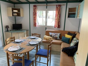 Standard-Ferienhaus | Wohnbereich | Flachbildfernseher