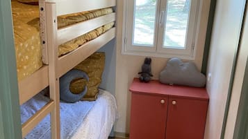 2 bedrooms, travel cot, free WiFi
