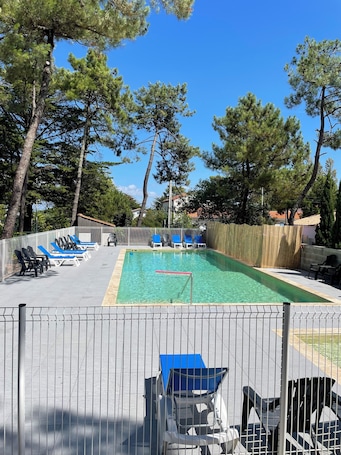 Seasonal outdoor pool, open 10:00 AM to 8:00 PM, sun loungers