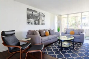 TV - Best Location in Town, Heated Pool, Spa and gym! (Scottsdale)