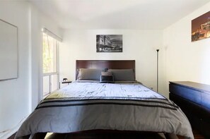 1 bedroom, WiFi, bed sheets - Best Location in Town, Heated Pool, Spa and gym! (Scottsdale)