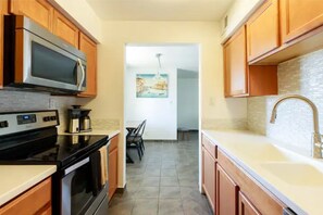 Private kitchen - Best Location in Town, Heated Pool, Spa and gym! (Scottsdale)