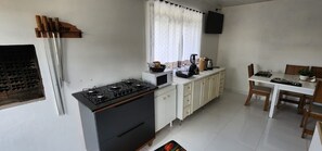 Apartment | Private kitchen | Fridge, microwave, cookware/dishes/utensils - apartamento funcional  (Cascavel)