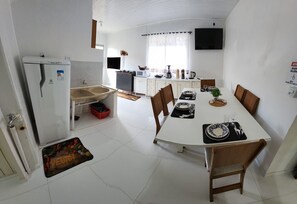 Apartment | Private kitchen | Fridge, microwave, cookware/dishes/utensils - apartamento funcional  (Cascavel)