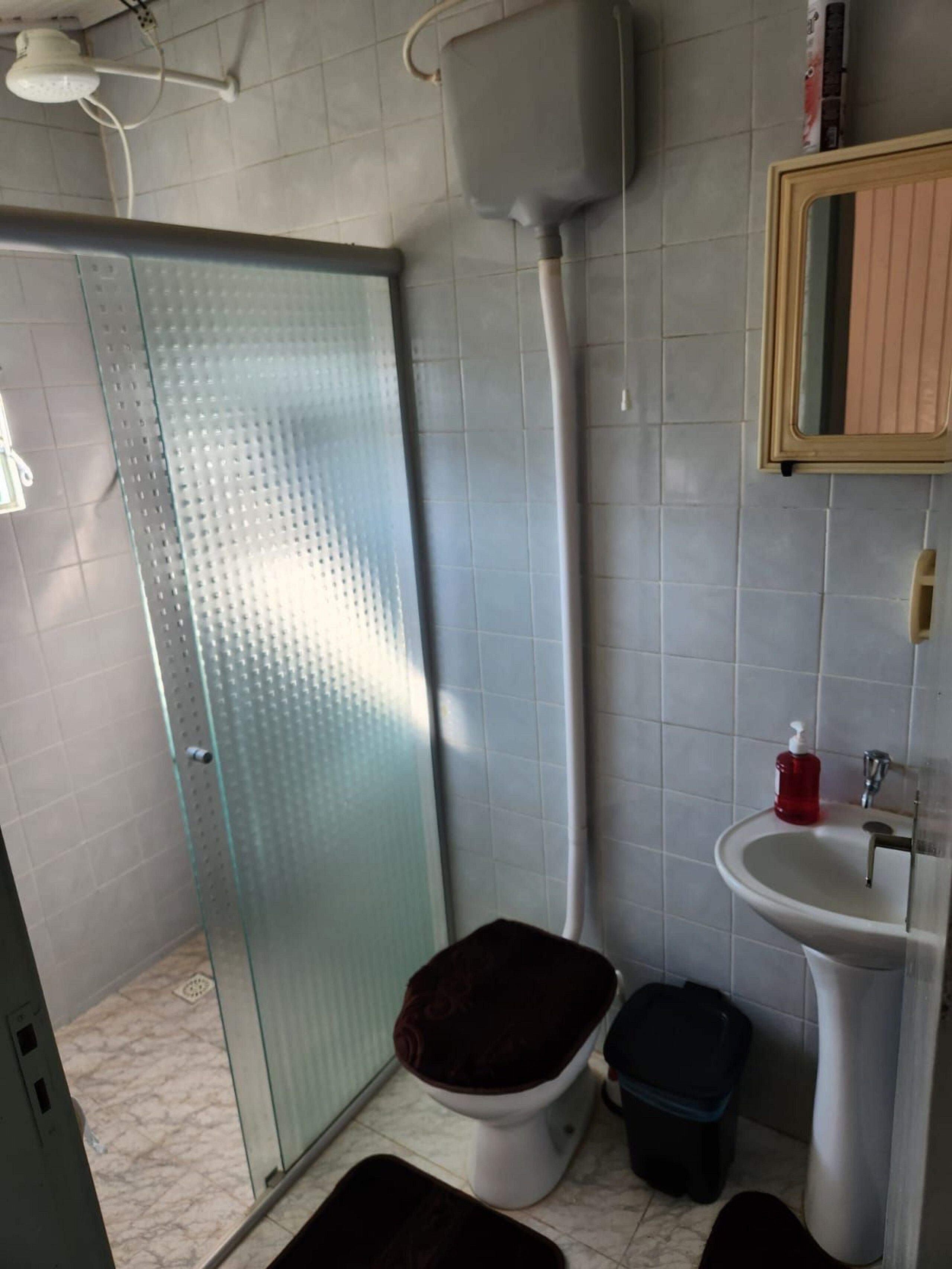 Apartment | Bathroom | Shower, free toiletries, hair dryer, bidet