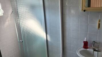 Apartment | Bathroom | Shower, free toiletries, hair dryer, bidet