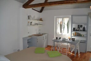 2 عدّة غرف نوم وواي فاي وملاءات أسرّة