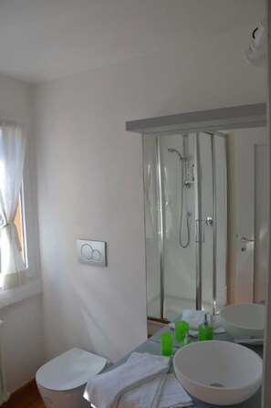 Haartrockner, Handtücher, Seife, Toilettenpapier