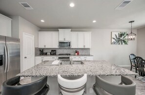 Fridge, microwave, oven, dishwasher - M&J Luxury Home (Katy)