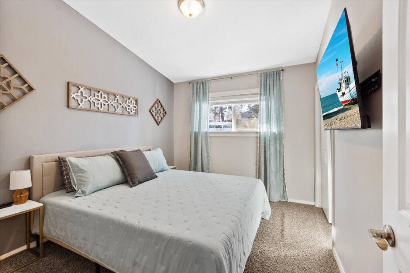 5 bedrooms, desk, iron/ironing board, travel cot