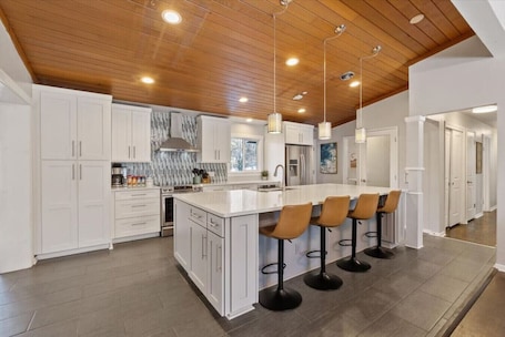 Fridge, microwave, oven, stovetop. Perfect for groups-Theater & Arcade close to dwtn!
