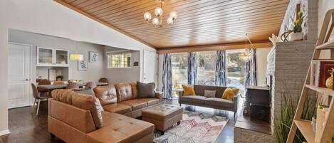 Een smart-tv, videogames, boeken en een filmbibliotheek