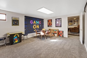 Interior - Perfect for groups-Theater & Arcade close to dwtn! (Spokane)