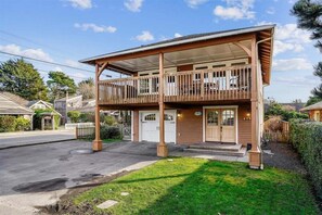 Exterior - Sea Salt - Short walk to Downtown! (Cannon Beach)